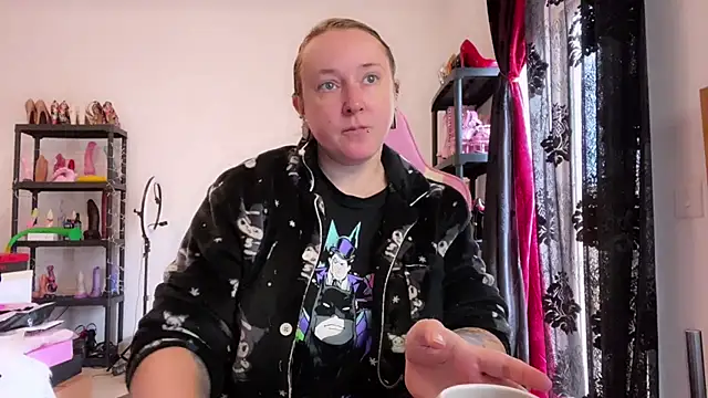 kisicaxx online show from December 5, 2025, 11:08 am