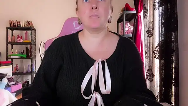 kisicaxx online show from December 19, 2025, 11:39 am