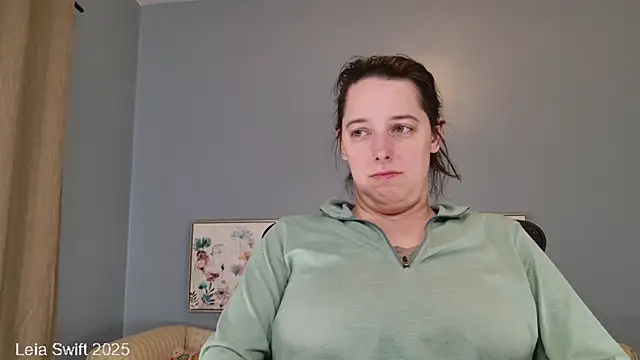 Snapshot of LeiaSwift chatting on February 10, 2025, 12:39 pm LeiaSwift online show from February 10, 2025, 12:39 pm