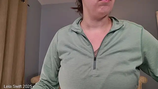 Snapshot of LeiaSwift chatting on February 13, 2025, 1:26 pm LeiaSwift online show from February 13, 2025, 1:26 pm