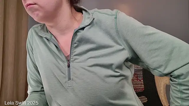 Snapshot of LeiaSwift chatting on February 14, 2025, 2:02 pm LeiaSwift online show from February 14, 2025, 2:02 pm