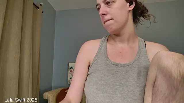 Snapshot of LeiaSwift chatting on October 5, 2025, 9:07 am LeiaSwift online show from October 5, 2025, 9:07 am