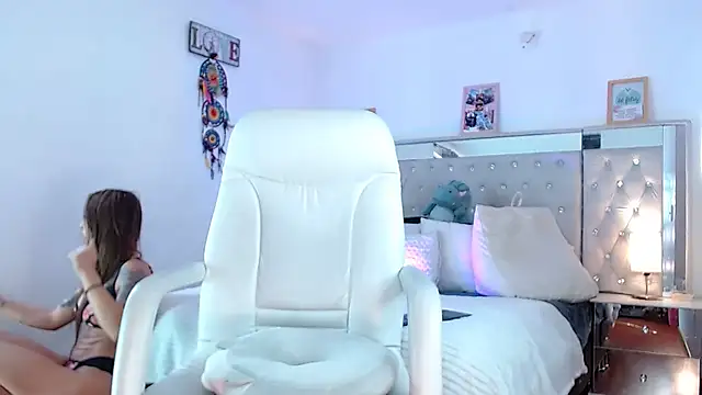 Snapshot of hollythomson chatting on December 3, 2024, 7:44 pm hollythomson online show from December 3, 2024, 7:44 pm