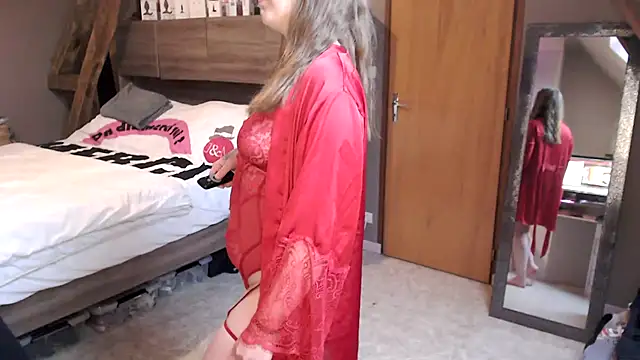 MissGirly online show from December 16, 2024, 1:11 pm