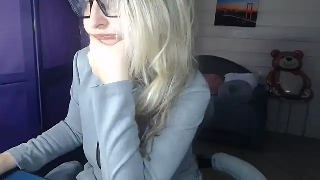 RubiLakros online show from April 27, 2026, 1:42 pm