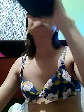 Snapshot of QueenSoreal chatting on February 15, 2026, 1:52 pm QueenSoreal online show from February 15, 2026, 1:52 pm