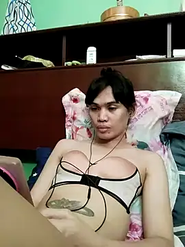 QueenSoreal online show from May 5, 2026, 4:48 pm