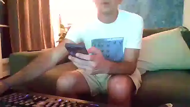 Snapshot of verylargecock chatting on September 19, 2025, 11:05 pm verylargecock online show from September 19, 2025, 11:05 pm