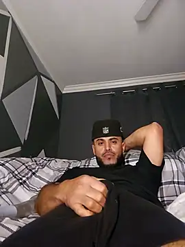 gardy8585 online show from December 8, 2024, 2:09 pm