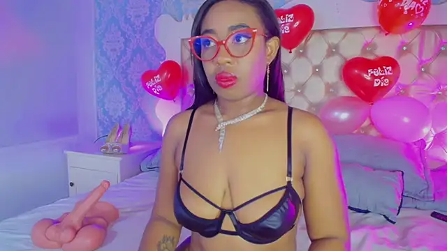 Snapshot of CaseyMoon chatting on February 14, 2026, 12:35 pm CaseyMoon online show from February 14, 2026, 12:35 pm