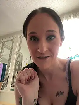 Snapshot of lolabunny9 chatting on February 7, 2025, 4:24 pm lolabunny9 online show from February 7, 2025, 4:24 pm