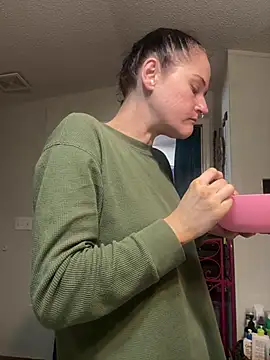 Snapshot of lolabunny9 chatting on February 27, 2025, 2:43 pm lolabunny9 online show from February 27, 2025, 2:43 pm