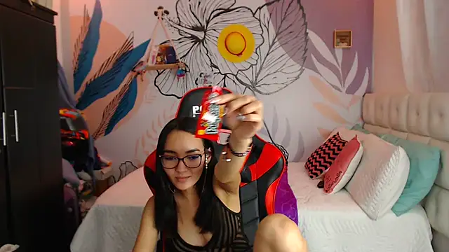 Snapshot of LinzyBaner chatting on February 6, 2025, 11:37 pm LinzyBaner online show from February 6, 2025, 11:37 pm