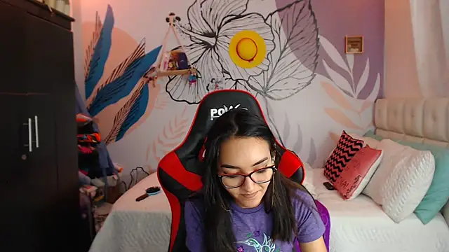 Snapshot of LinzyBaner chatting on February 8, 2025, 1:43 am LinzyBaner online show from February 8, 2025, 1:43 am