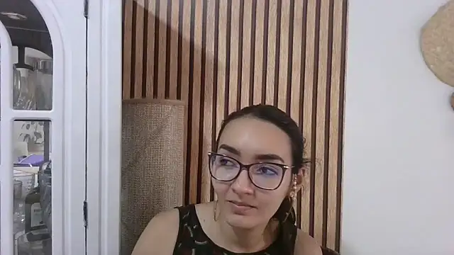 Snapshot of LinzyBaner chatting on February 13, 2025, 6:05 pm LinzyBaner online show from February 13, 2025, 6:05 pm