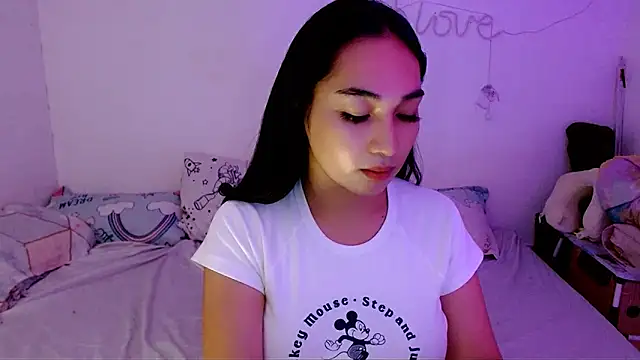 Snapshot of SweetLilly_18 chatting on September 14, 2025, 4:33 am SweetLilly 18 online show from September 14, 2025, 4:33 am