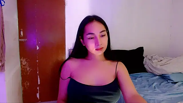 Snapshot of SweetLilly_18 chatting on September 24, 2025, 12:25 am SweetLilly 18 online show from September 24, 2025, 12:25 am