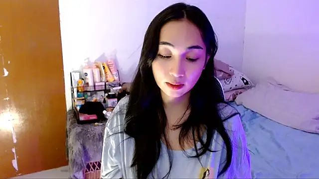 Snapshot of SweetLilly_18 chatting on October 19, 2025, 5:52 am SweetLilly 18 online show from October 19, 2025, 5:52 am