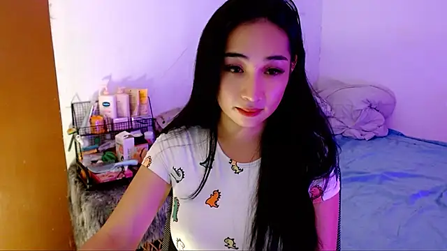 Snapshot of SweetLilly_18 chatting on November 1, 2025, 3:30 am SweetLilly 18 online show from November 1, 2025, 3:30 am