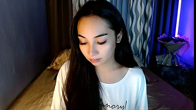 SweetLilly 18 online show from May 6, 2026, 3:24 am