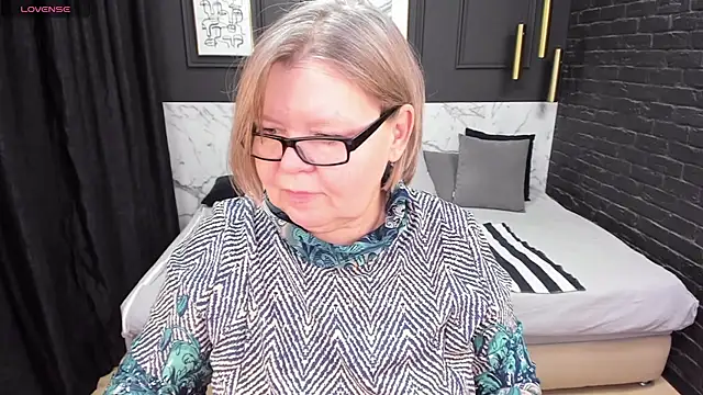 Snapshot of Shannonshine chatting on February 3, 2025, 7:42 pm Shannonshine online show from February 3, 2025, 7:42 pm