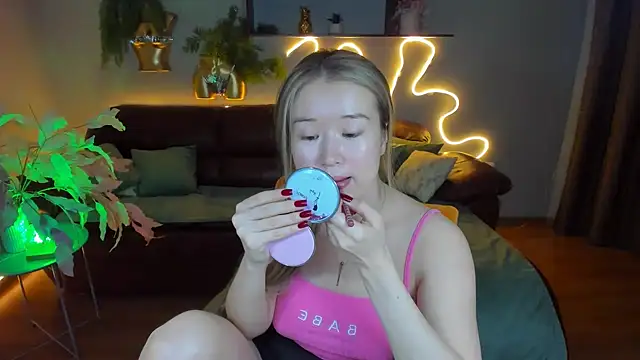 Snapshot of PollyOcean chatting on February 1, 2025, 9:54 am PollyOcean online show from February 1, 2025, 9:54 am