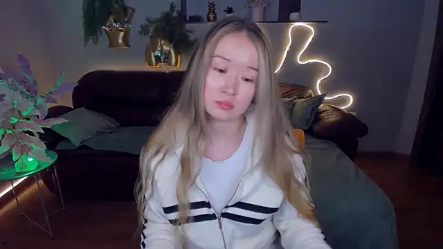 Snapshot of PollyOcean chatting on March 5, 2025, 2:01 pm PollyOcean online show from March 5, 2025, 2:01 pm