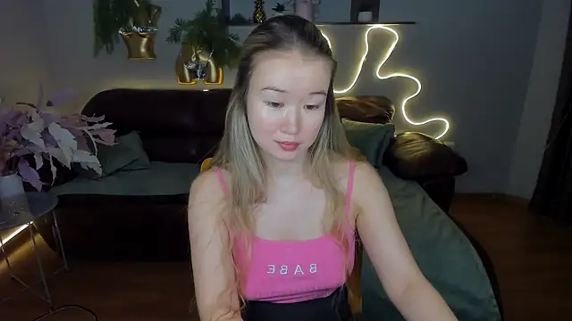 Snapshot of PollyOcean chatting on March 20, 2025, 10:54 am PollyOcean online show from March 20, 2025, 10:54 am