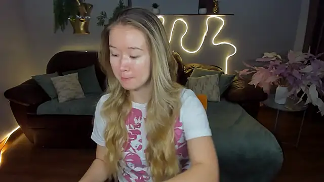 Snapshot of PollyOcean chatting on September 10, 2025, 5:40 am PollyOcean online show from September 10, 2025, 5:40 am