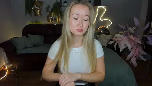 Snapshot of PollyOcean chatting on October 24, 2025, 10:44 am PollyOcean online show from October 24, 2025, 10:44 am