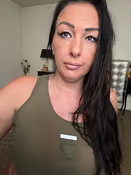 Snapshot of TiffanyRoxx chatting on November 19, 2025, 11:32 am TiffanyRoxx online show from November 19, 2025, 11:32 am