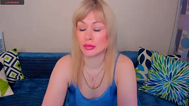 EllenMoore online show from May 9, 2026, 3:12 am
