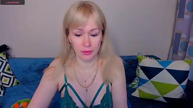 EllenMoore online show from June 10, 2026, 3:50 am