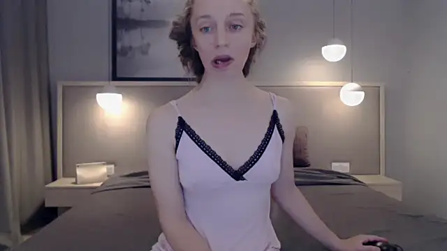 Snapshot of ShySchoolGirl chatting on October 24, 2025, 8:05 pm ShySchoolGirl online show from October 24, 2025, 8:05 pm