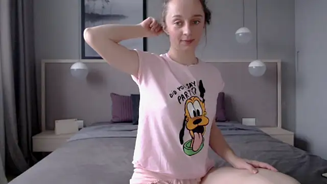 Snapshot of ShySchoolGirl chatting on October 28, 2025, 1:36 pm ShySchoolGirl online show from October 28, 2025, 1:36 pm