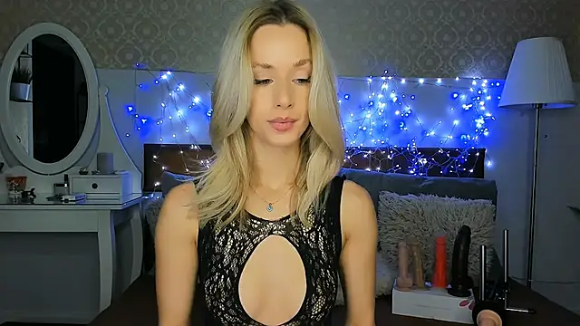 Snapshot of MiaBeeXX chatting on October 3, 2025, 12:24 pm MiaBeeXX online show from October 3, 2025, 12:24 pm