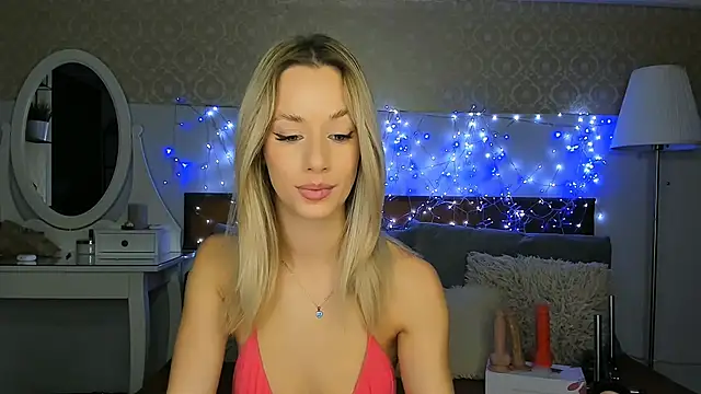 Snapshot of MiaBeeXX chatting on October 6, 2025, 10:45 am MiaBeeXX online show from October 6, 2025, 10:45 am