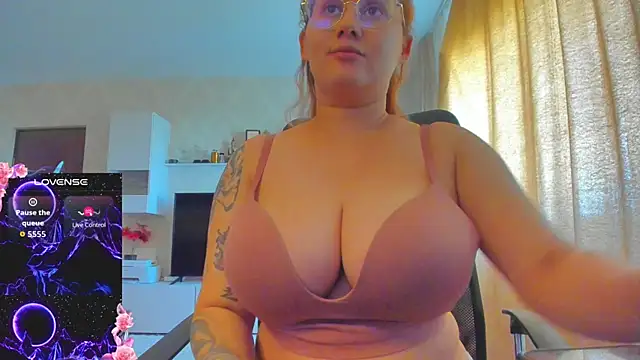 Snapshot of hot_evil_queen chatting on September 28, 2025, 9:25 am hot evil queen online show from September 28, 2025, 9:25 am