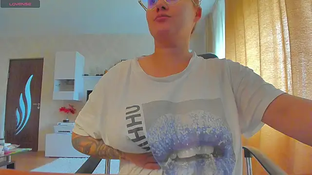 Snapshot of hot_evil_queen chatting on October 14, 2025, 10:49 am hot evil queen online show from October 14, 2025, 10:49 am