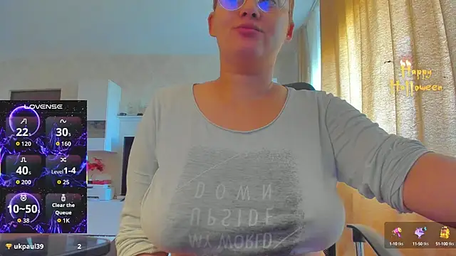 Snapshot of hot_evil_queen chatting on October 19, 2025, 7:31 am hot evil queen online show from October 19, 2025, 7:31 am