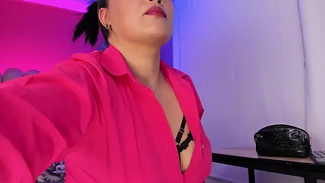 Inndrahot online show from August 9, 2026, 3:34 am