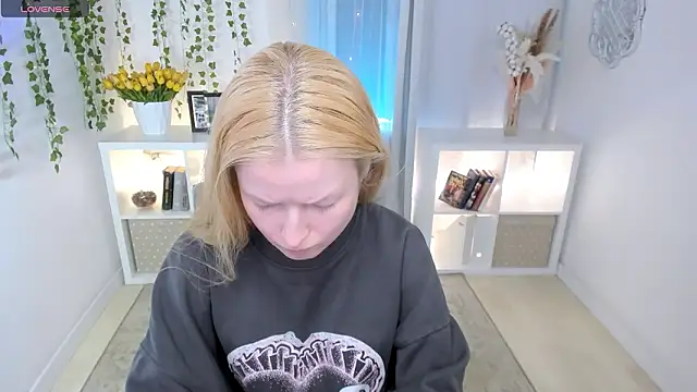 Laly Peach online show from March 21, 2026, 8:19 am