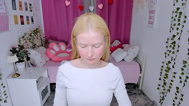 Laly Peach online show from June 7, 2026, 6:50 am