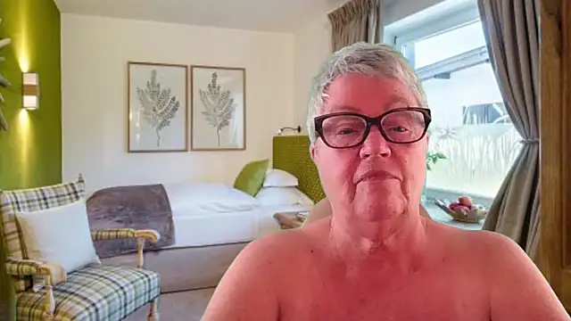 GrannyChrissy68 online show from May 1, 2026, 2:32 pm