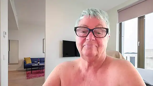 GrannyChrissy68 online show from May 6, 2026, 1:38 pm