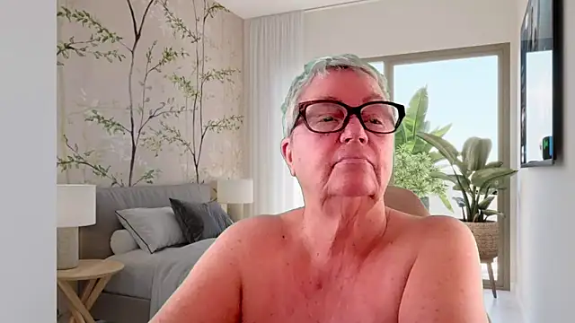 GrannyChrissy68 online show from June 17, 2026, 12:18 pm