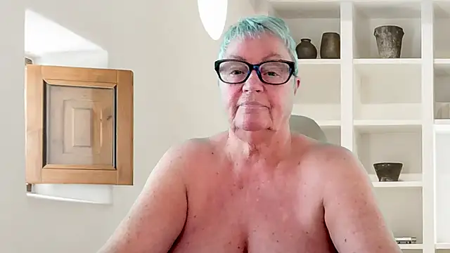 GrannyChrissy68 online show from June 18, 2026, 3:27 pm