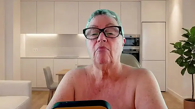 GrannyChrissy68 online show from June 19, 2026, 7:06 pm