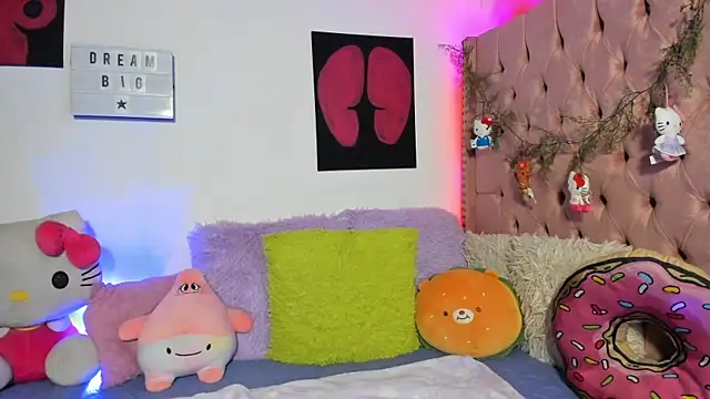 LillyCandy online show from April 22, 2026, 1:23 pm
