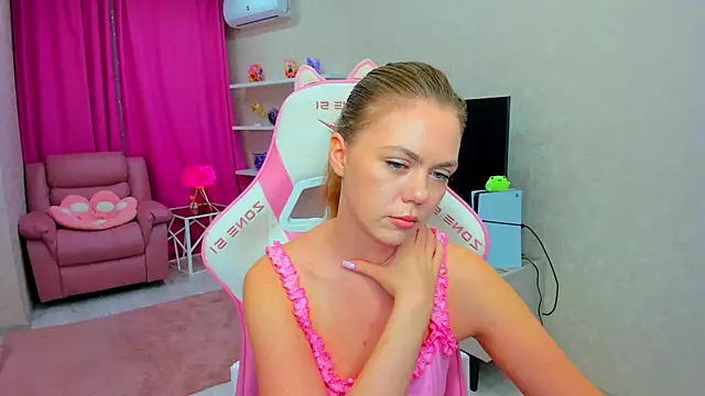 Strawberrye online show from April 27, 2026, 3:26 am